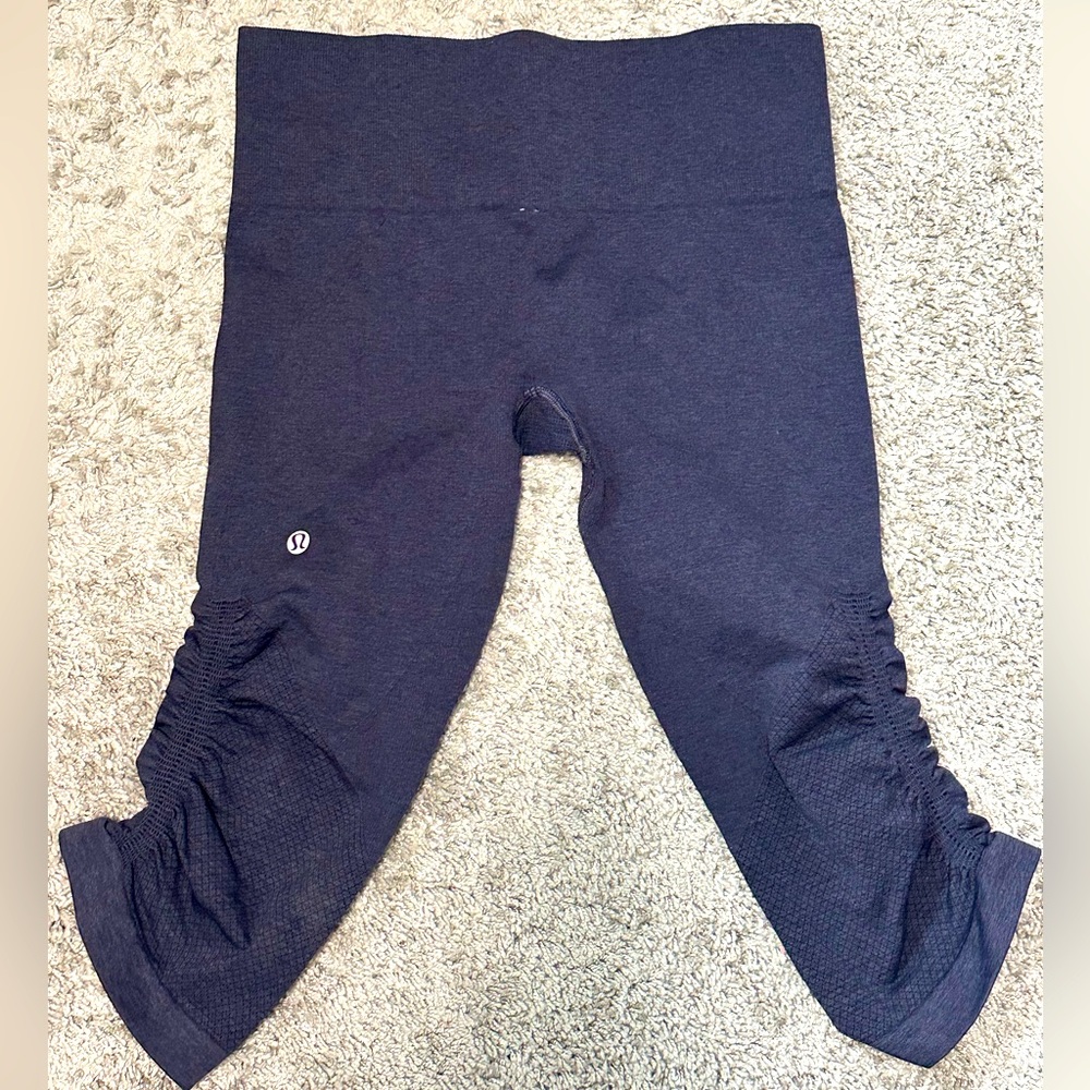 Lululemon blue size 6 crops